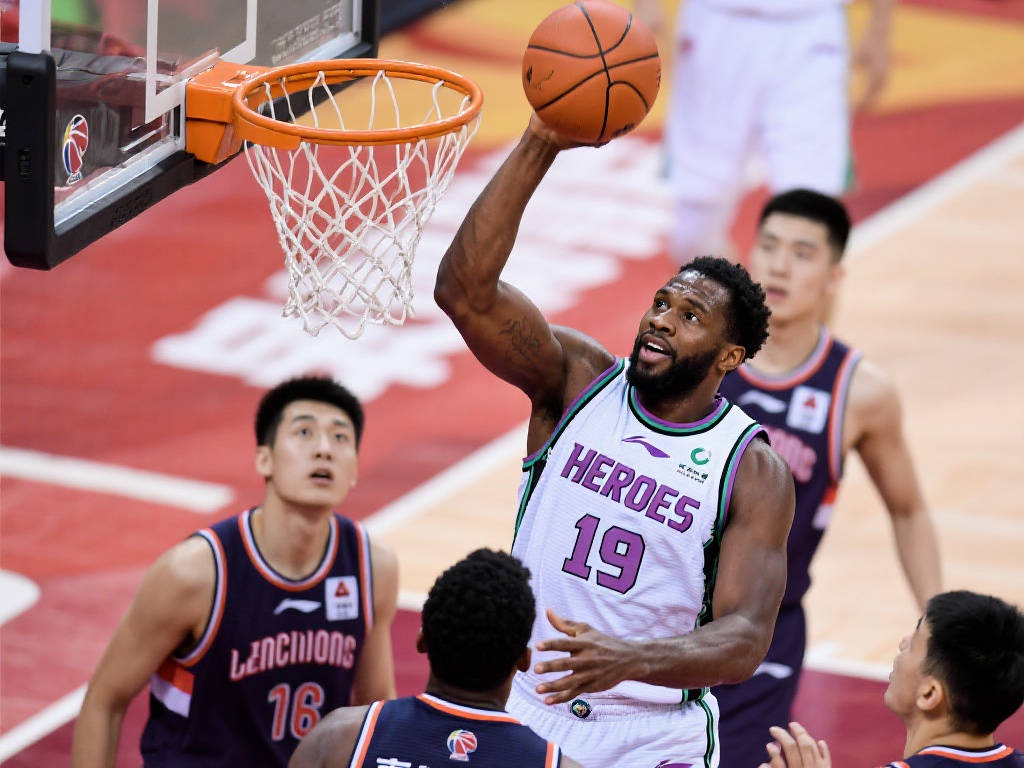 吉伦沃特25分钟高效表现，砍下19分10篮板外加1助攻